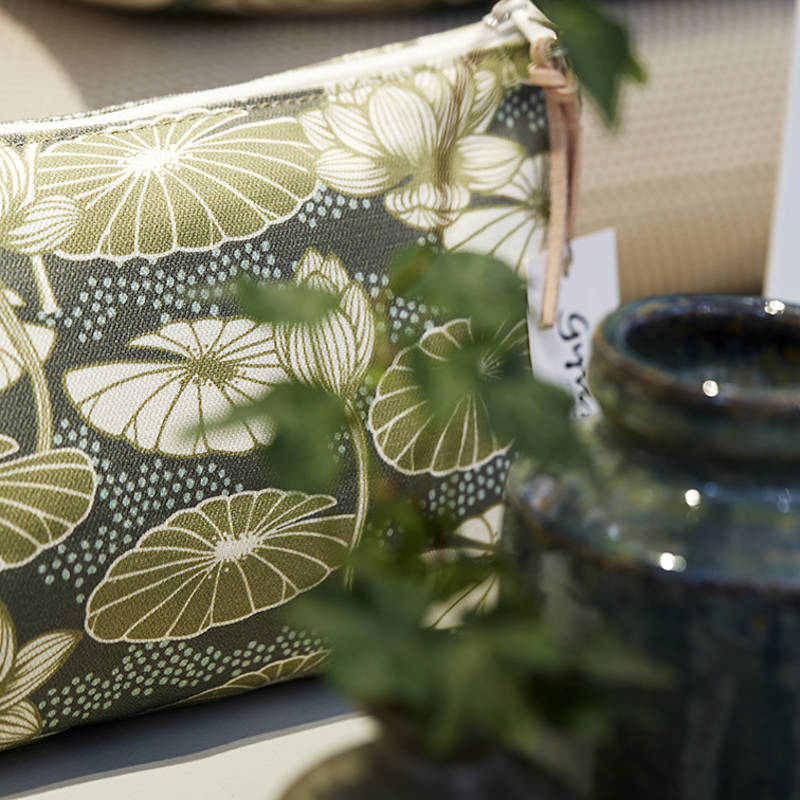 GYLLSTAD STUDIO Kulturtasche Medium, Lotus, grün, aus Bio-Baumwolle, close up