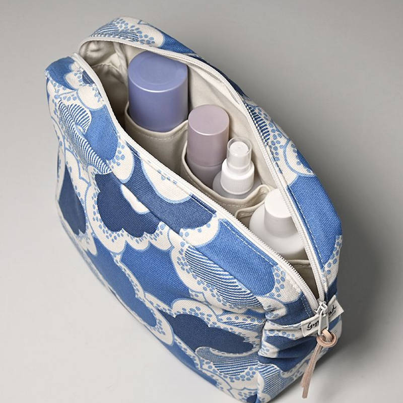 Gyllstad Studio, offene Kulturtasche mit Produkten