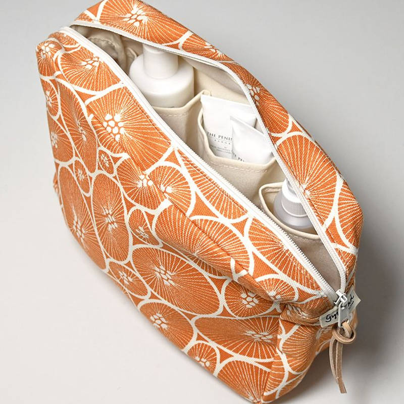 Gyllstad Studio Kulturtasche aus Bio-Baumwolle, XL, Orange, offene Tasche mit Inhalt