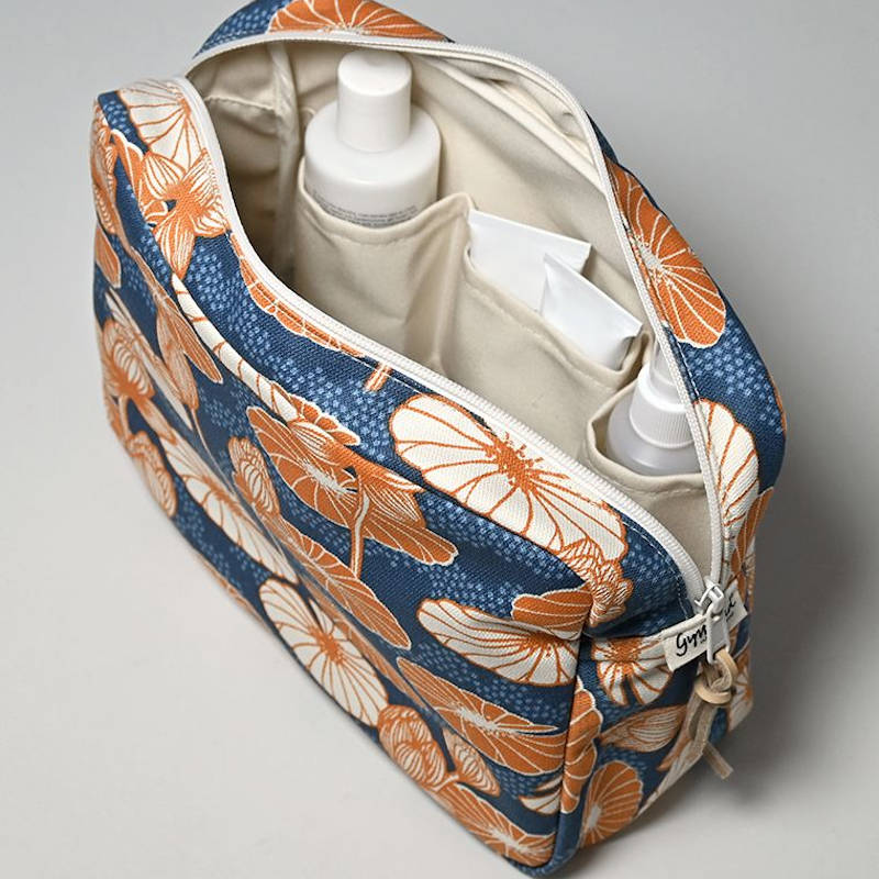 GYLLSTAD STUDIO Kosmetiktasche XL, Lotus, blau & orange, aus Bio-Baumwolle, offene Tasche mit Produkten
