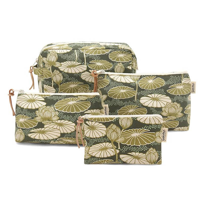 GYLLSTAD STUDIO Kosmetiktasche Small, Lotus, grün. Aus Bio-Baumwolle. 4 Größen.