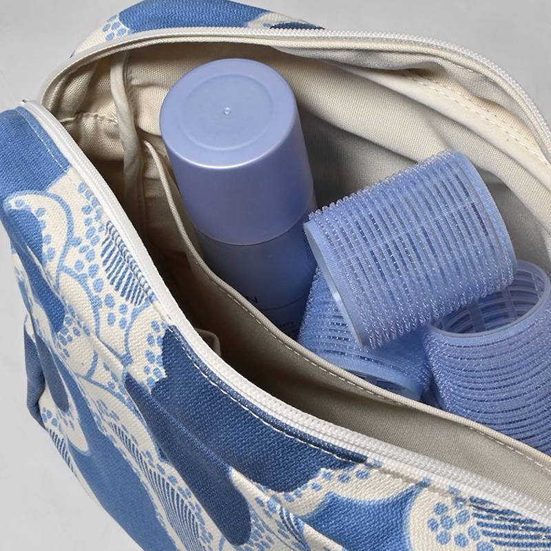 Gyllstad Studio, Kulturtasche Drömmar, mit Produkten gepackt