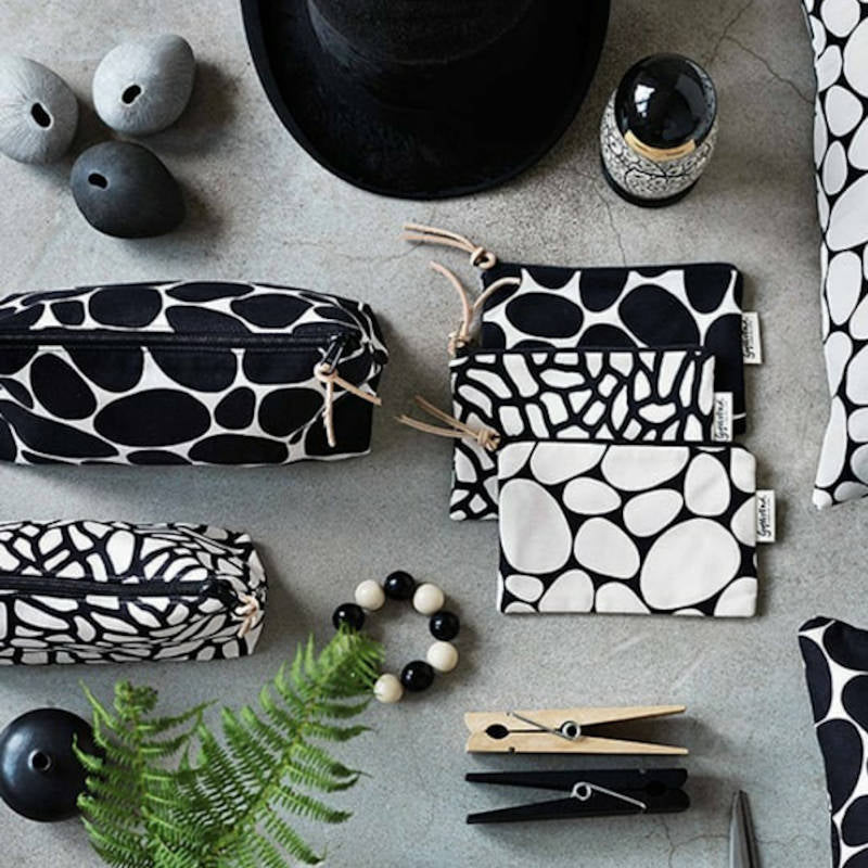 Gyllstad Studio; Kulturtaschen asu Bio-Baumwolle. Black and white mix.