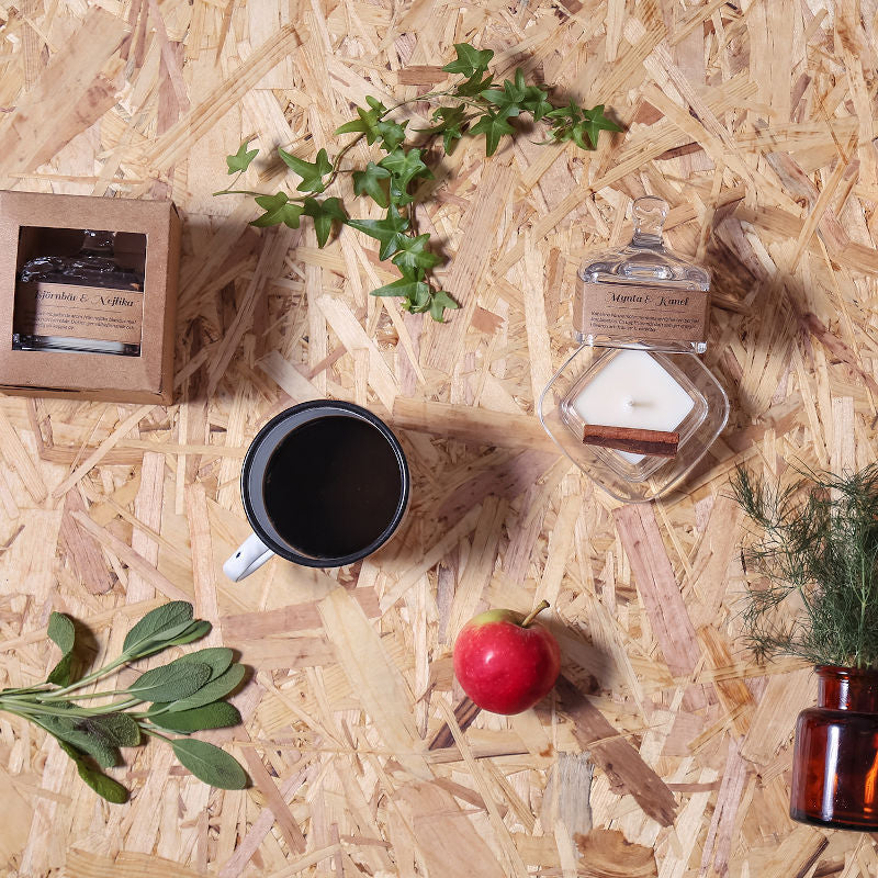 Torplyktan Stilleben mit Kaffee, Kerzen & Apfel