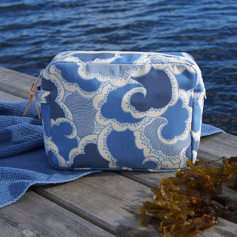 GYLLSTAD STUDIO Kulturtasche XL, Drömmar, blau, beim Meer