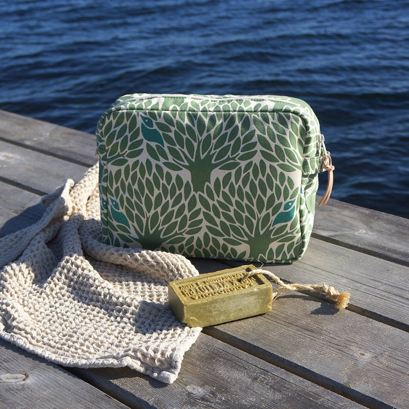 GYLLSTAD STUDIO Kulturtasche XL, Gömställe, grün, beim Meer.