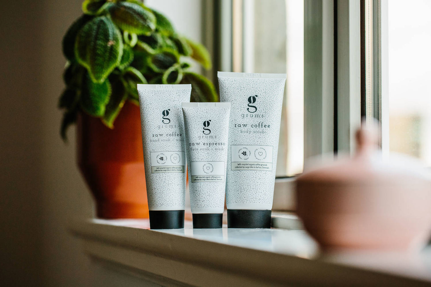GRUMS The Scrub Box (face scrub + body scrub + hand scrub). Produkte im Fenster.