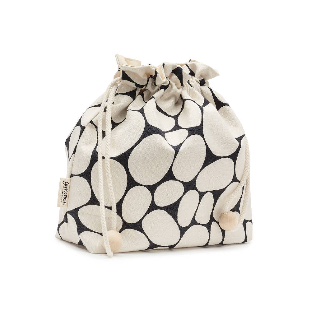 GYLLSTAD STUDIO Drawstring Bag Stenar, weiß & schwarz