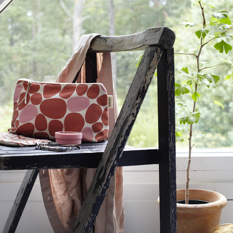 Gyllstad Studio. Pink washbag on chair.