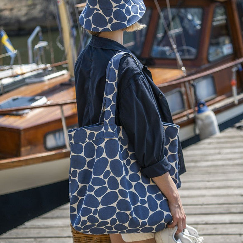 Frau mit Gyllstad Studio Schultertasche aus Bio-Baumwolle, blau