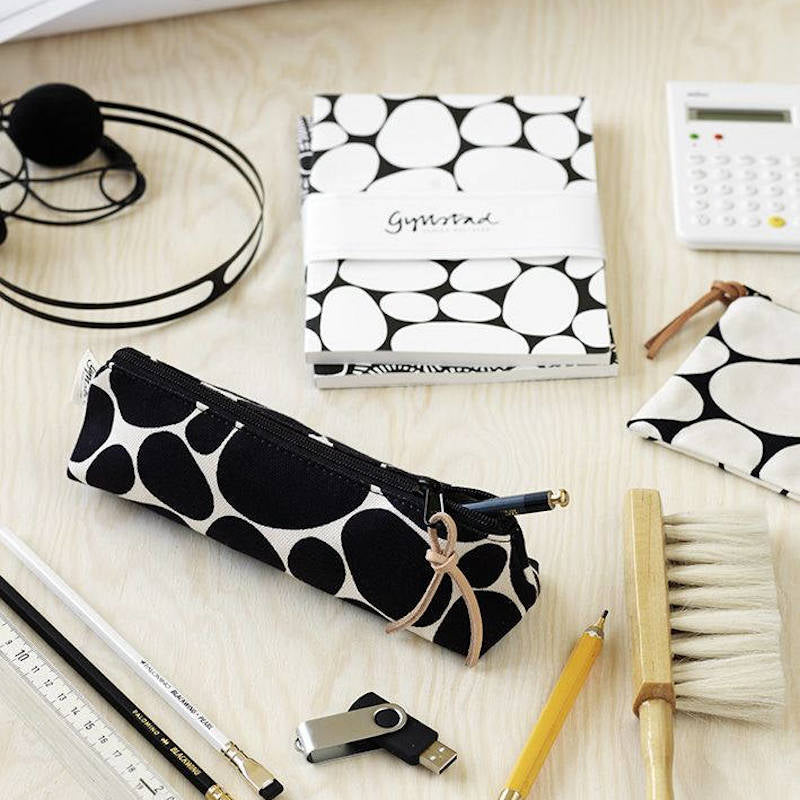 GYLLSTAD STUDIO Pinseltasche auf Schreibtisch