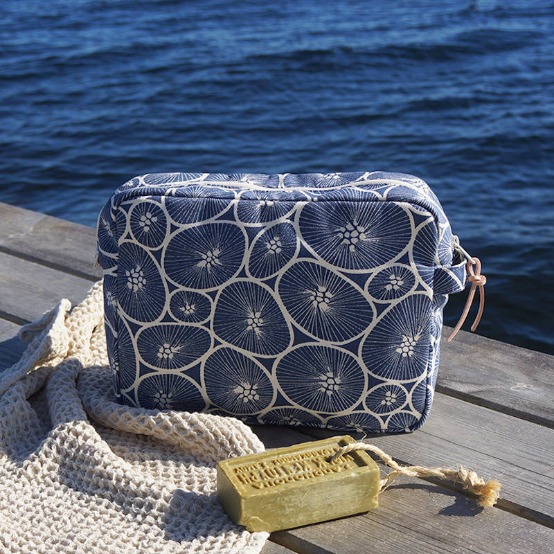 GYLLSTAD STUDIO Kulturtasche XL, Korall, blau, beim Meer.