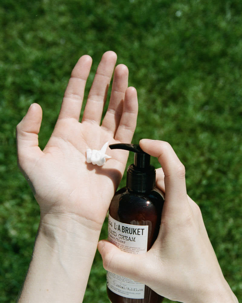 L:A BRUKET No 244 Hand Cream Elder, Handcreme Holunder, in use
