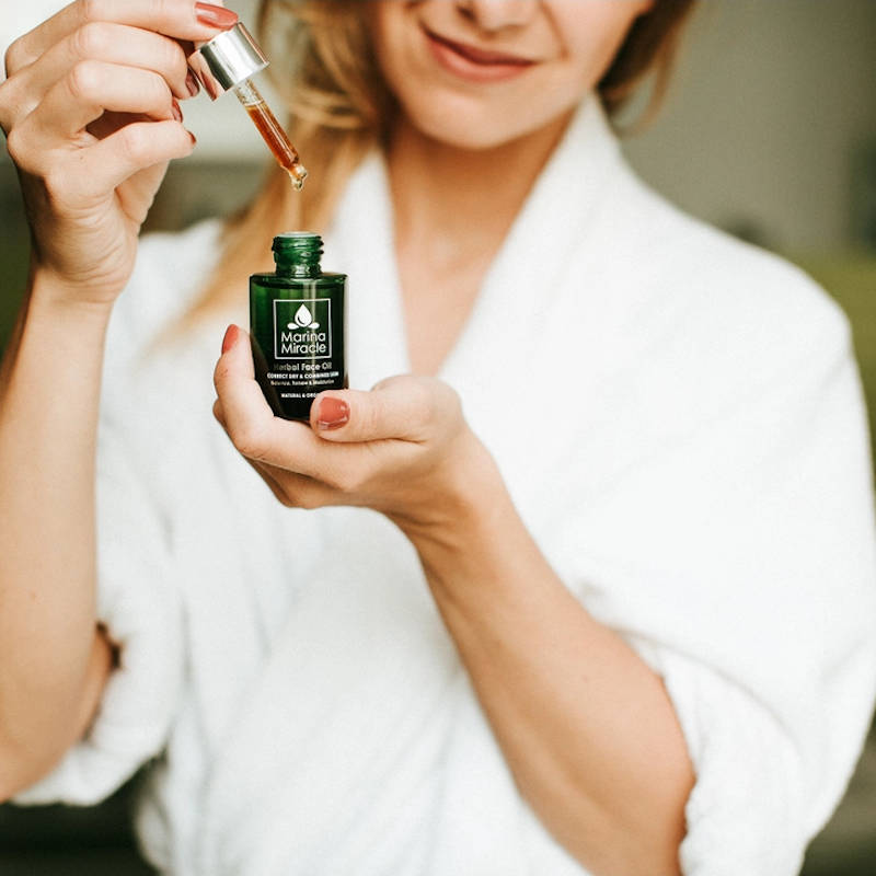 MARINA MIRACLE Herbal Face Oil, Gesichtsöl, woman using product