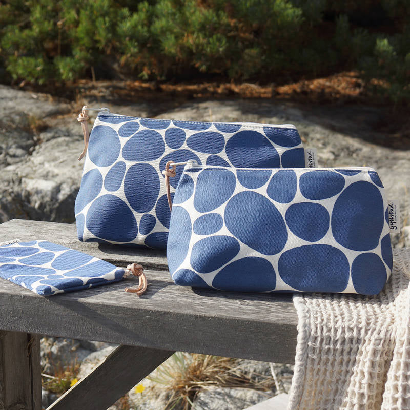 GYLLSTAD STUDIO Kosmetiktaschen, Stenar, blau & weiß, auf Holzbank