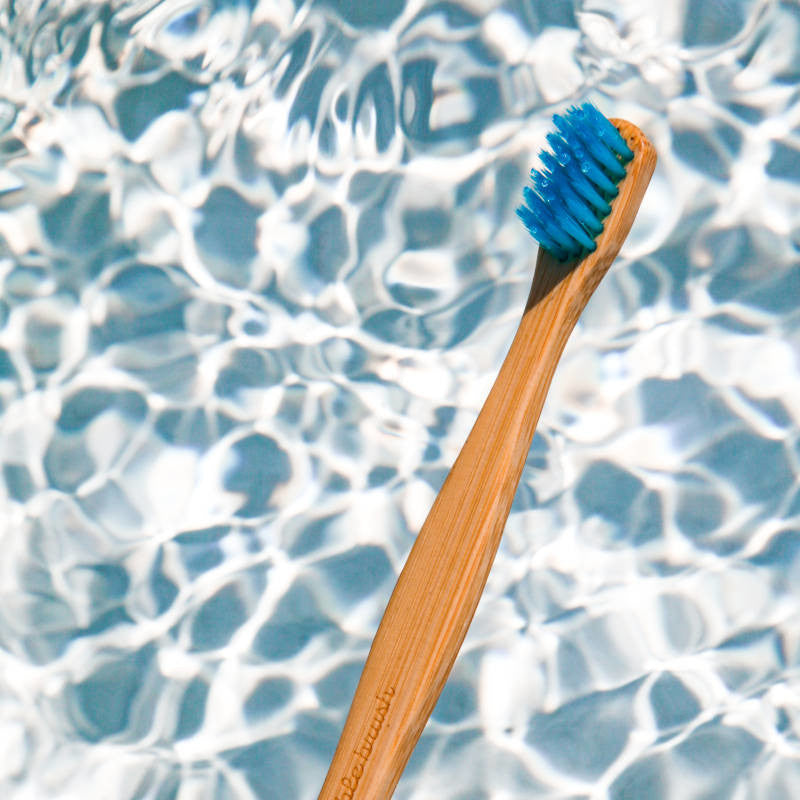 The Humble Co. Zahnbürste aus Bambus beim Pool