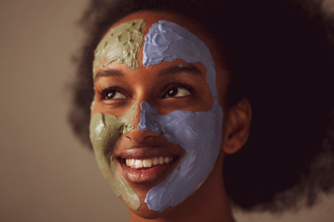 Bruns Products Gesichtsmaske aus Tonerde, Frau mit Gesichtsmaske in 2 Farben