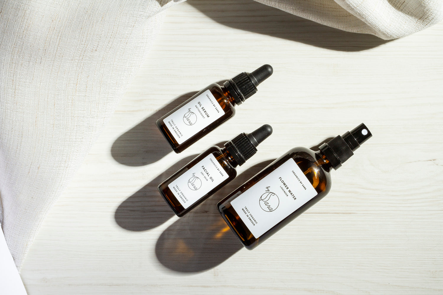 Hautpflegeprodukte in Glasfläschen von Organics by Sara