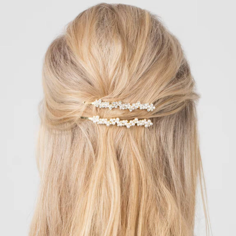 Blondes Haar mit Haarspangen von Corinne 