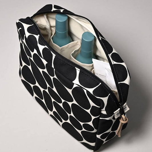 Gyllstad Studio. Kulturtasche aus Bio-Baumwolle. Offene Tasche mit Produkten. 