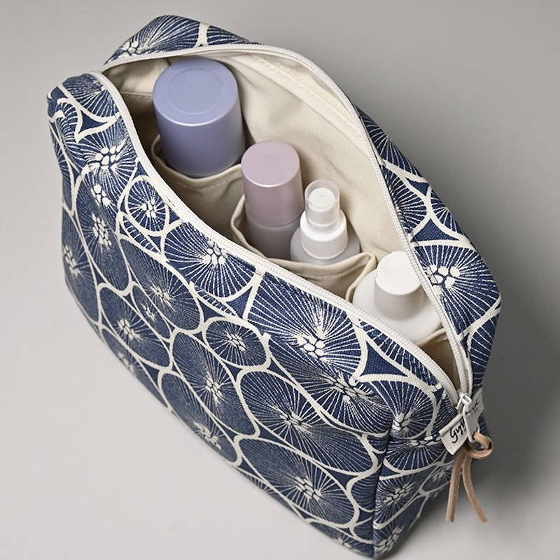 Gyllstad Studio. Kulturtaschen aus Bio-Baumwolle. Design aus Schweden. Offene Tasche mit Produkten. 