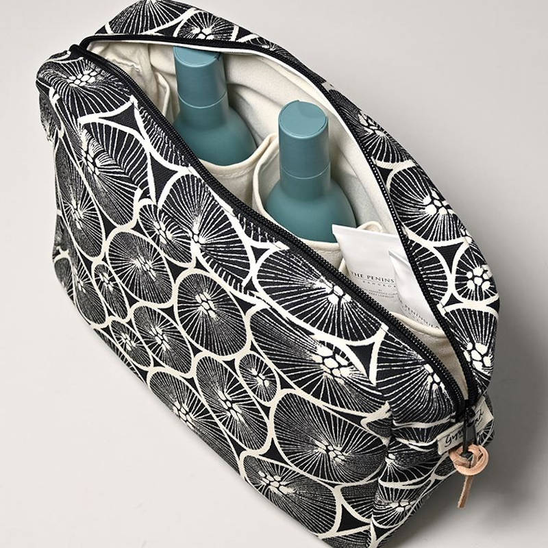 Gyllstad Studio, Kulturtasche mit Produkten