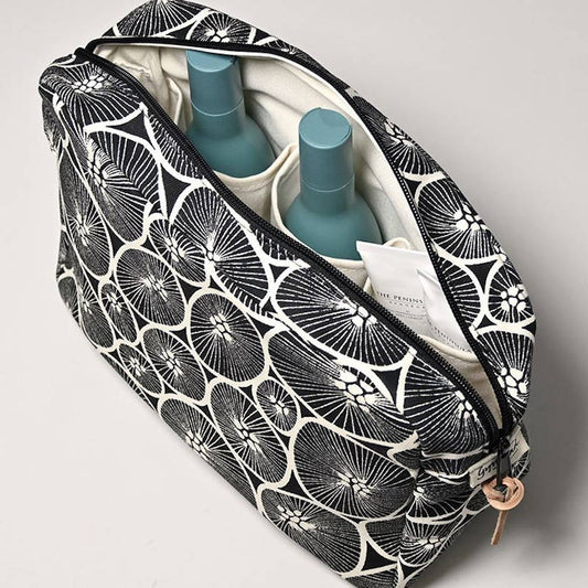 Gyllstad Studio, Kulturtasche mit Produkten