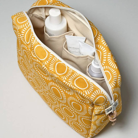 Gyllstad Studio. Kulturbeutel aus Bio-Baumwolle. Design aus Schweden. Offene Tasche mit Produkten. 