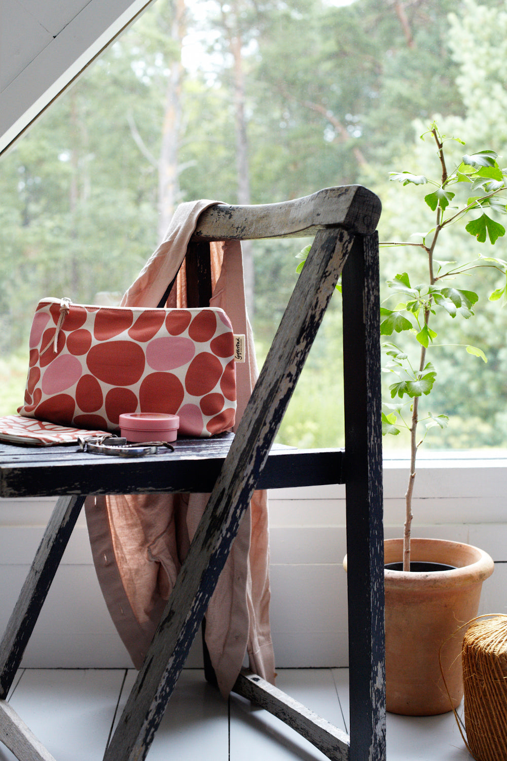 Gyllstad Studio - rosa Kulturtasche am Stuhl