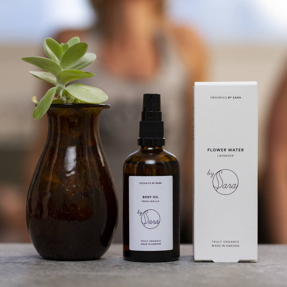 Organics by Sara. Natürliches Körperöl mit Vanille. Pflanze, Flasche + Box.