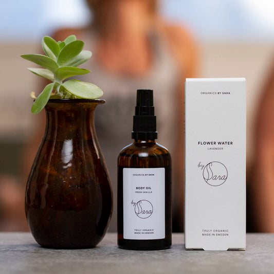 Organics by Sara. Natürliches Körperöl mit Vanille. Pflanze, Flasche + Box.