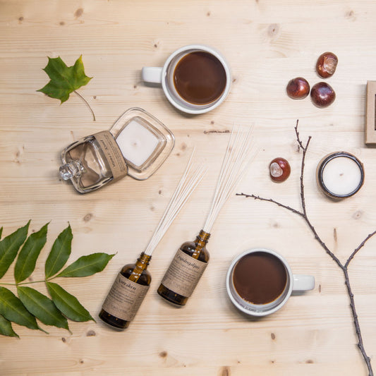 Torplyktan Stilleben mit Kaffee, Kerzen und Pflanzen