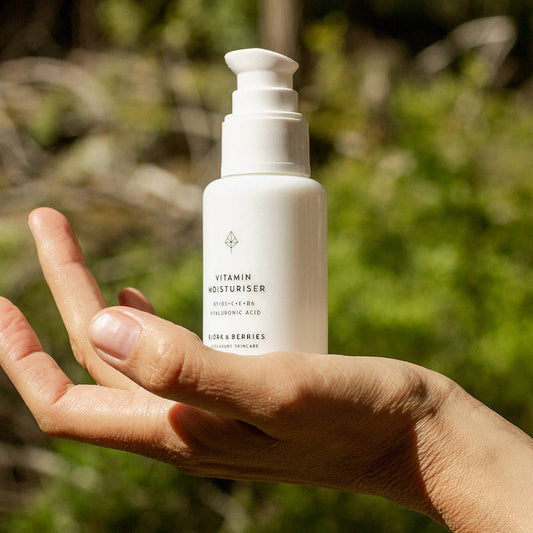 BJÖRK & BERRIES Vitamin Moisturiser / Gesichtscreme, hand holding bottle