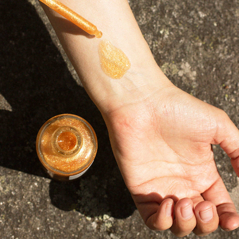 Björk & Berries Natural Glow Oil in use. 