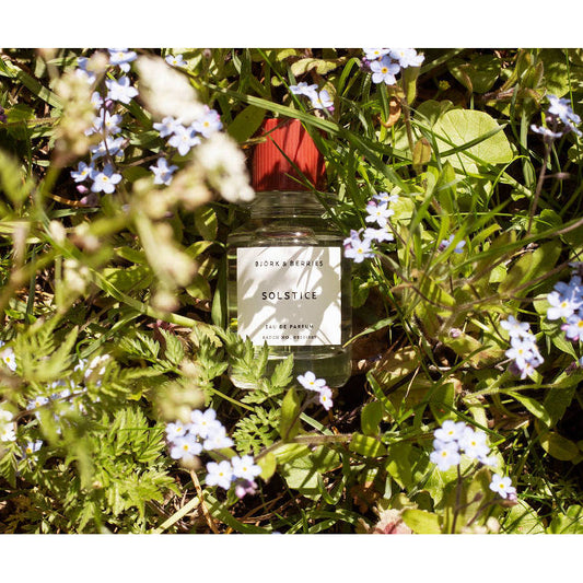 BJÖRK & BERRIES Solstice Eau de Parfum, bottle on flowers