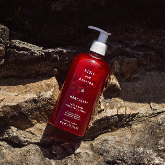 BJÖRK & BERRIES Herbalist Hand & Body Wash / Duschgel, bottle on a cliff