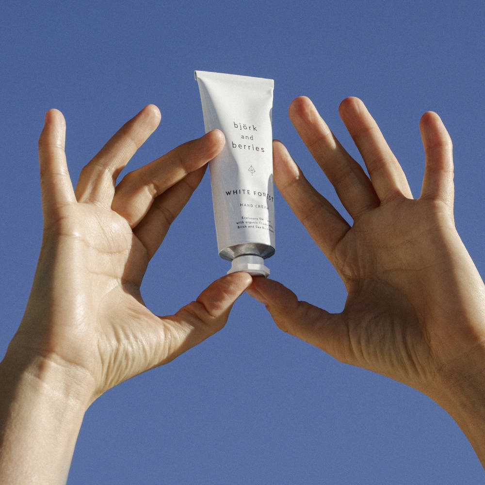 Björk & Berries White Forest, hands holding hand cream 