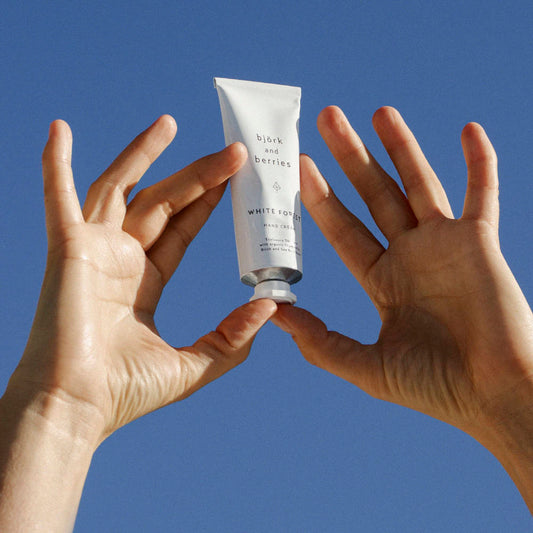 Björk & Berries White Forest, hands holding hand cream 