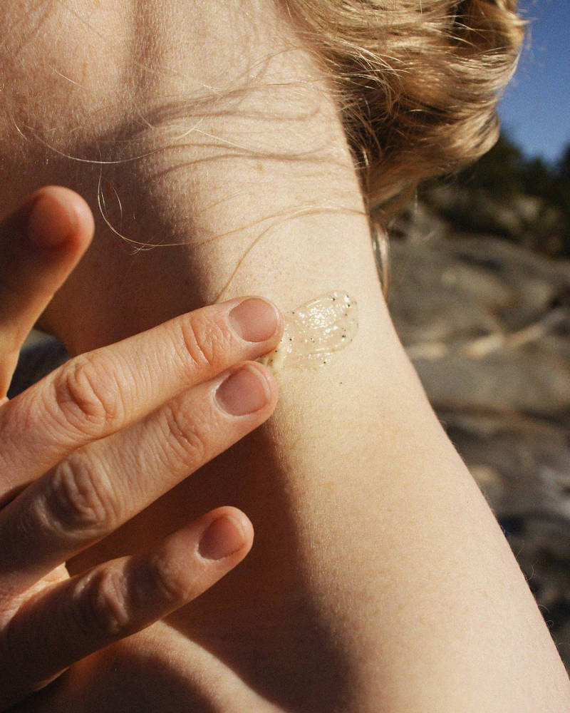 BJÖRK & BERRIES Body Scrub Birch / Körperpeeling Birke. Woman using the product.