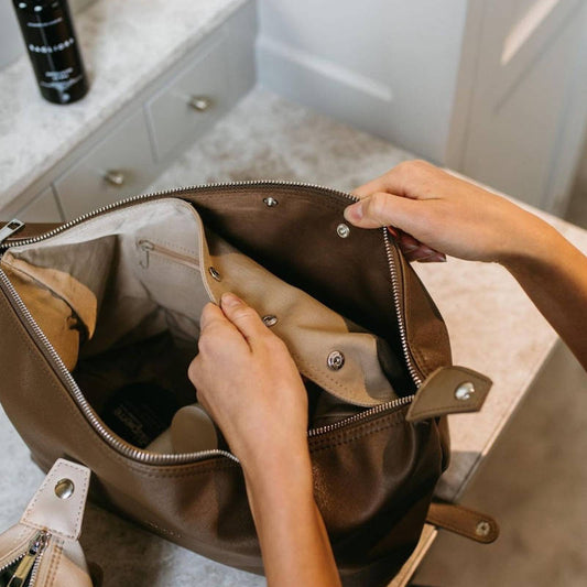 BON VOY Getaway Toiletry Bag Large / Kulturtasche, groß, braun + beige, in use
