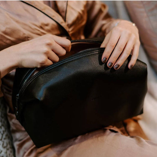 Bon Voy. Woman with beauty bag.