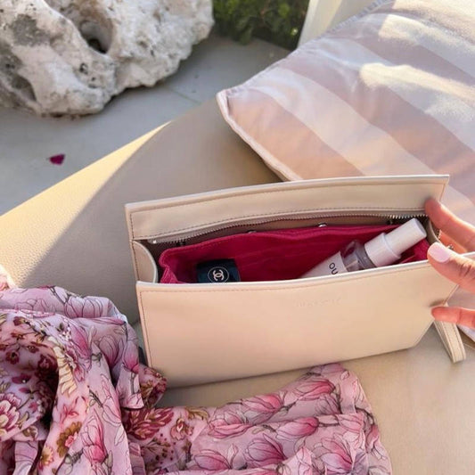 Bon Voy Pouch, bag on the beach