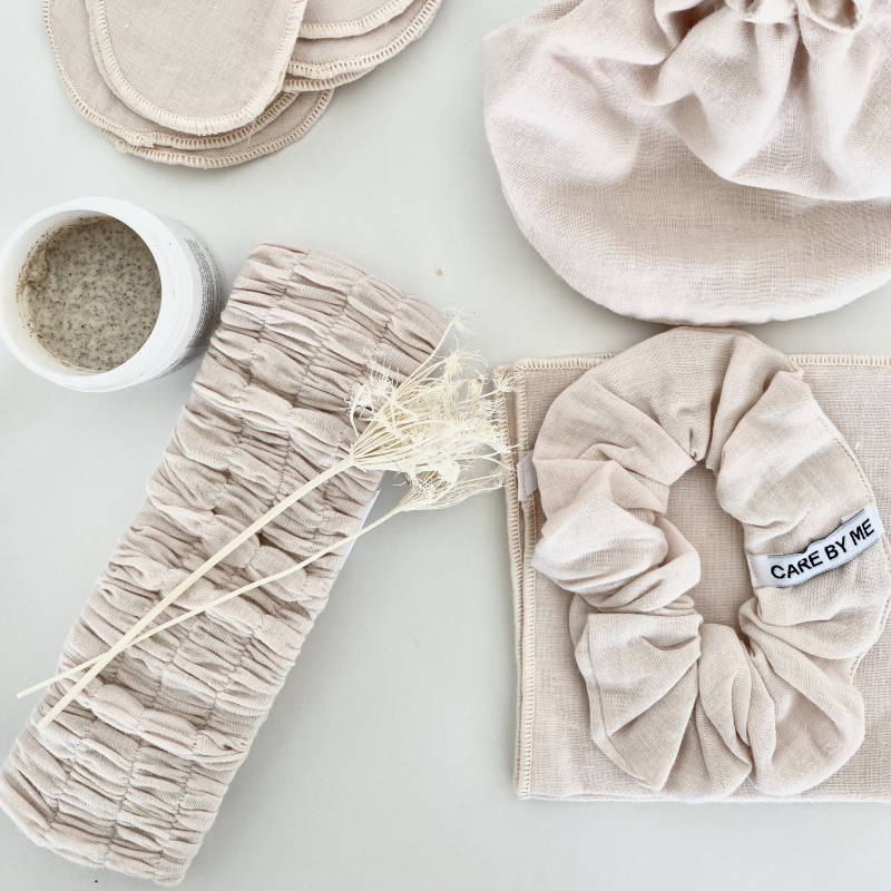 Care by me, the PURE zero waste collection. Zubehör für die Beauty-Routine aus Bio-Baumwolle.