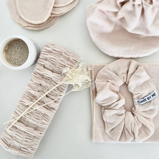 Care by me, the PURE zero waste collection. Zubehör für die Beauty-Routine aus Bio-Baumwolle.
