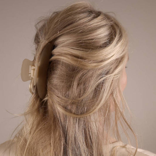 CORINNE Haarspange, Big Plain, creme, in blonde hair