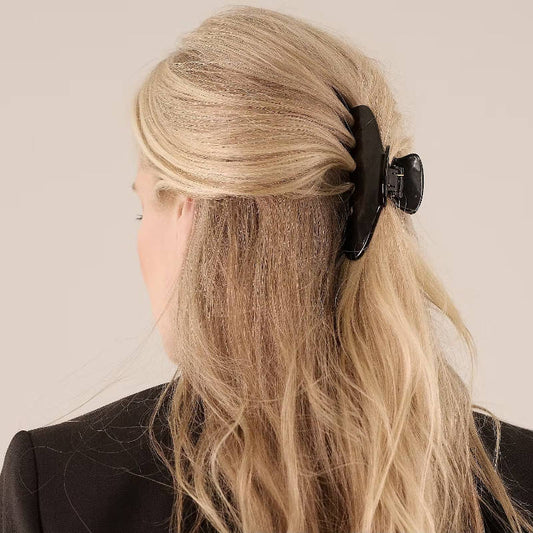 CORINNE Haarspange, Big Plain, schwarz, in blonden Haaren