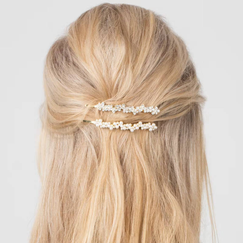 CORINNE Haarnadel mit Perlen, 2 Stück in blonden Haaren