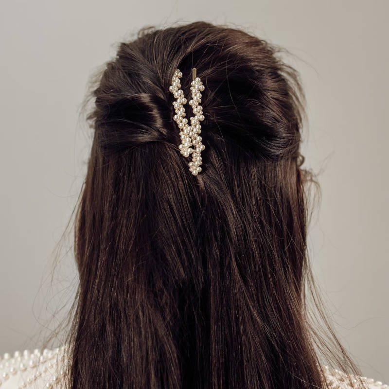 CORINNE Haarnadel mit Perlen in braunen Haaren