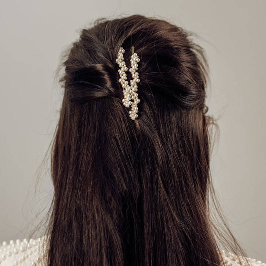 CORINNE Haarnadel mit Perlen in braunen Haaren
