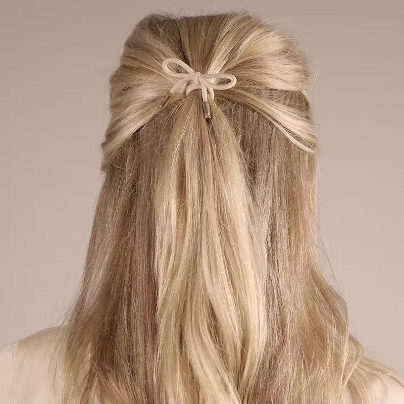 CORINNE Haargummi, Bow Metal Plain, cream, in use